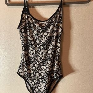About a Girl Floral Flower Print bodysuit Black White Small